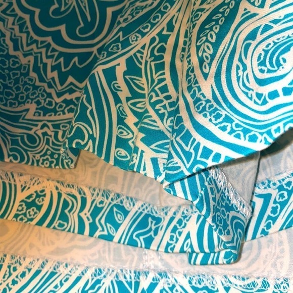 Skort teal and white contemporary print. Belt loops and front pockets size 10P
C - Picture 6 of 15